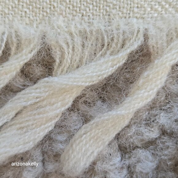 Large Woven Wool Triangle Scarf Shawl Plaid Rondina - Picture 8 of 16